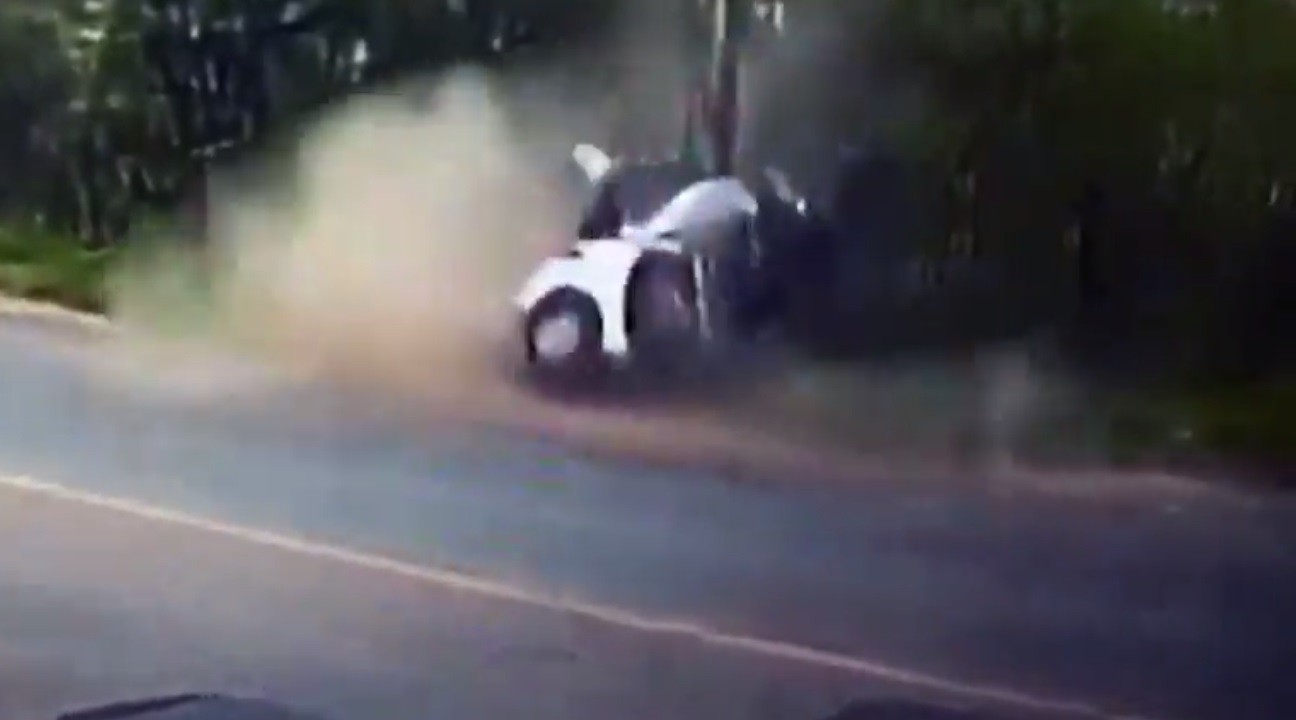 VIDEO: un auto choca contra un poste y se parte en dos | Internacionales