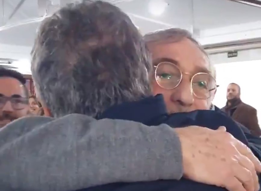 El abrazo de Mauricio Macri y Luis Brandoni en España | Política y economía