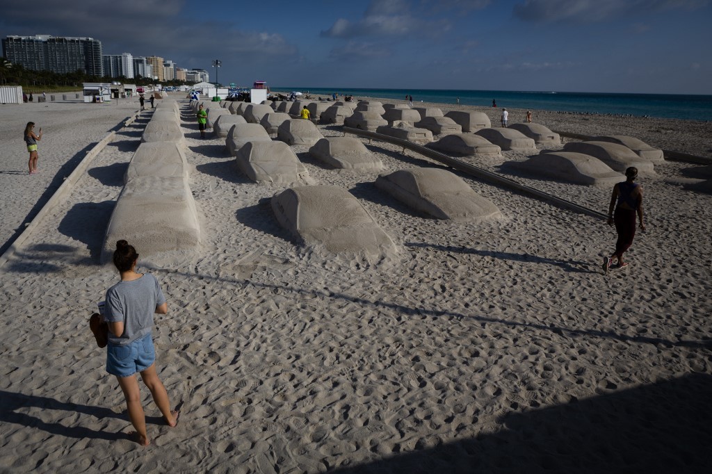 ¿Por qué hay 64 coches en la arena frente al mar?: obra de un argentino en Miami | Internacionales