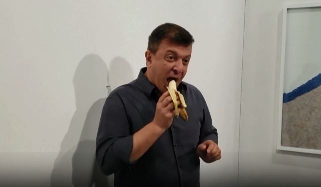 Un hombre se comió la banana valorada en 120 mil dólares | Curiosidades