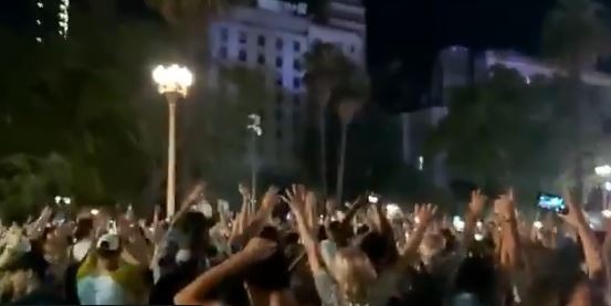 Cientos de personas hicieron vigilia en Plaza de Mayo a la espera de la asunción de Alberto Fernández | Política y economía
