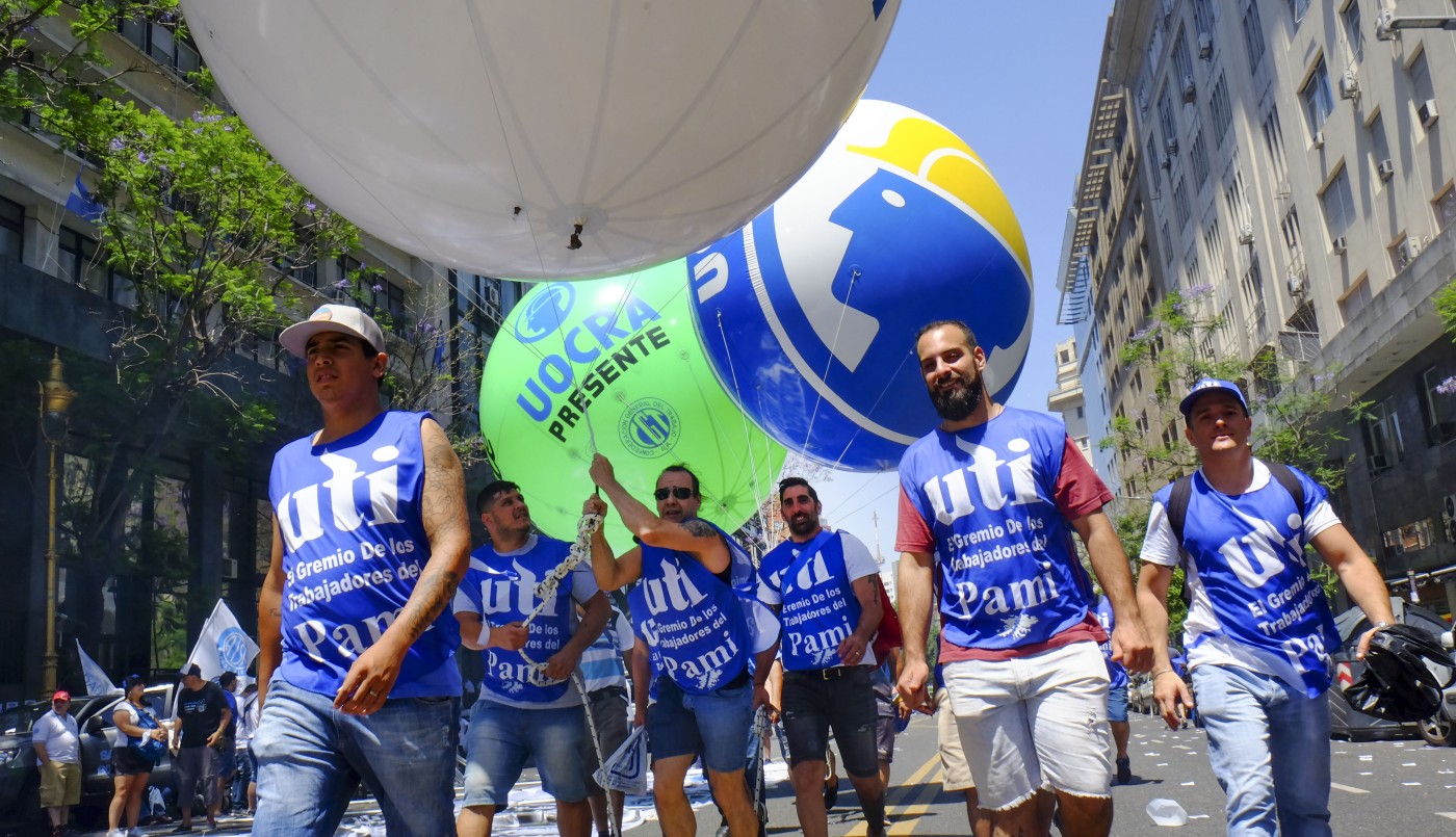 Asunción de Alberto: el video de los baldazos de agua desde los balcones para bancar el calor en Avenida de Mayo | Política y economía