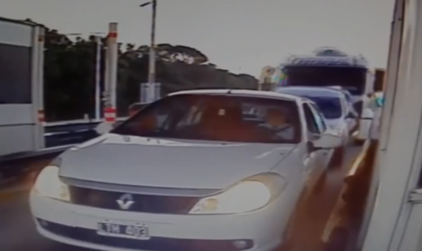 VIDEO: camión fuera de control atropelló a una fila de autos en una cabina de peaje | Actualidad