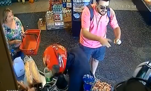 VIDEO VIRAL: el hombre que pide por favor que dos motochorros no le roben la billetera | Internacionales