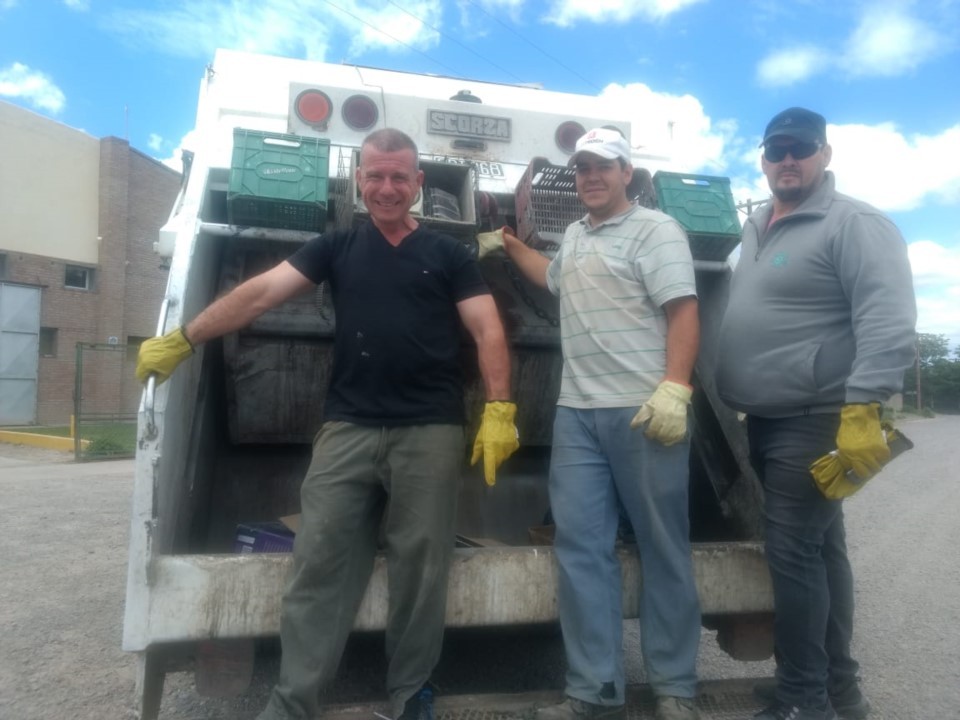 Chubut: un intendente y sus concejales salieron a juntar la basura | Redes