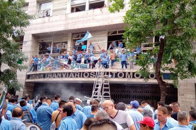 Video: tensión en la UTA por una protesta de la oposición del gremio | Política y economía