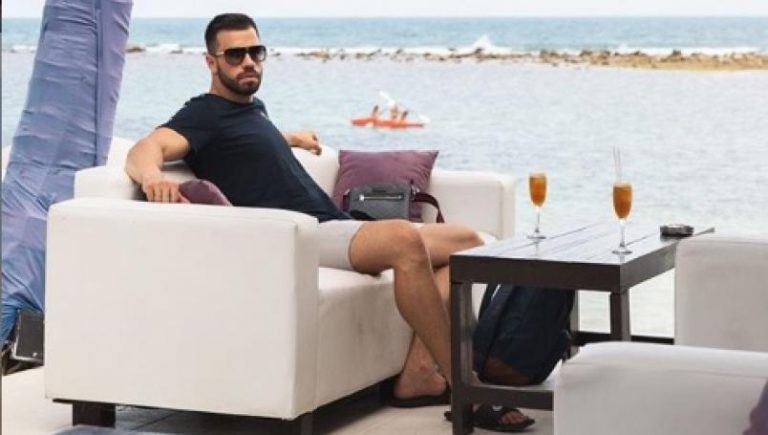 Ofrece 55.000 dólares al año para que le saquen fotos en viajes por el mundo | Curiosidades