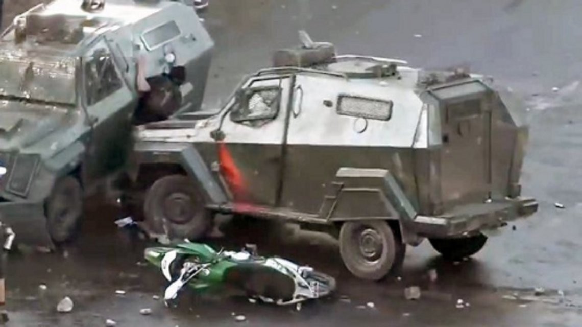 VIDEO: un tanque de carabineros en Chile aplastó a una chica en una manifestación | Internacionales