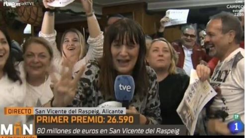 Una reportera española se enteró en vivo que ganó el "Gordo de Navidad" y anunció: "Mañana no voy a trabajar". | Internacionales