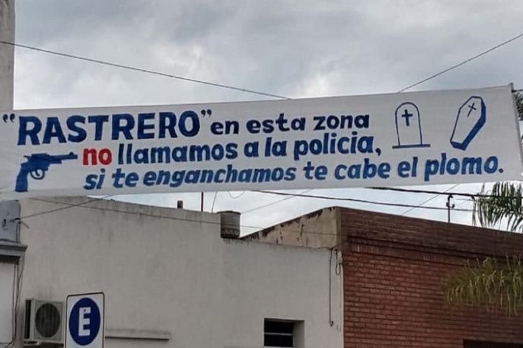 Polémico cartel de vecinos a delincuentes: "Si te enganchamos, te cabe plomo"" | Actualidad