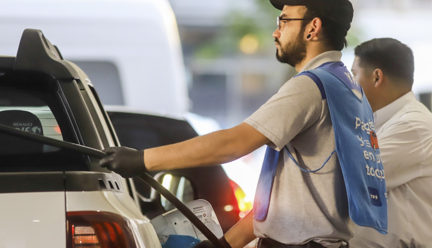 Aplazaron un mes la suba en el nuevo impuesto a los combustibles | Economía