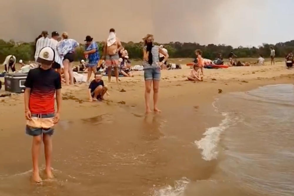 Miles de personas quedaron atrapadas en una playa por los incendios en Australia | Internacionales