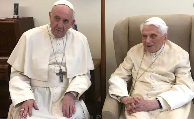 Benedicto XVI cruza a Francisco: se opone a la ordenación de hombres casados | Internacionales