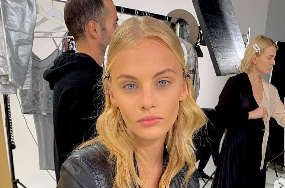 Hallaron a una modelo tirada semidesnuda en la calle e investigan si su novio la arrojó del balcón | Internacionales