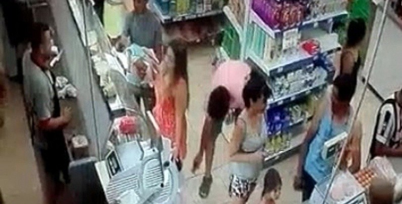 Video: lo escracharon en las redes por filmar con su celular la entrepierna de mujeres con pollera | Actualidad