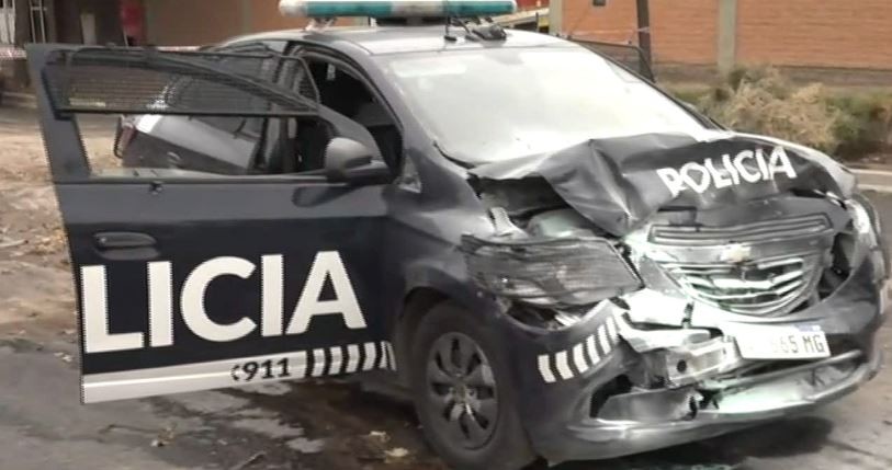 Un nene de 10 años robó una camioneta, chocó un móvil y atropelló a dos policías en moto | Actualidad