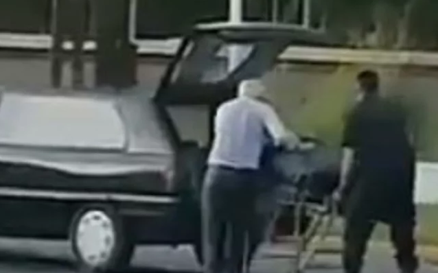 "Se te cayó un muerto": El video viral del coche fúnebre que perdió un ataúd en plena avenida | Curiosidades