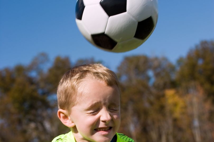 Por riesgos de demencia, prohibirán cabecear la pelota en categorías infantiles de fútbol | Deportes