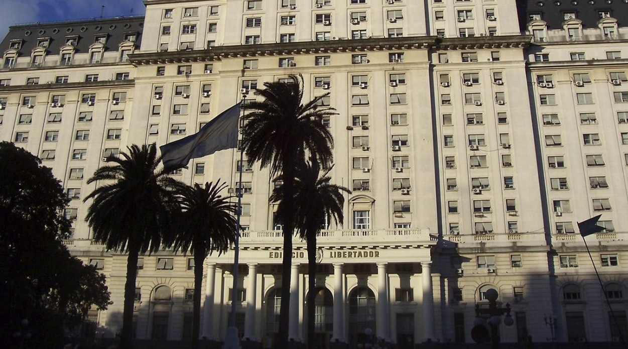 Tres cajas con materiales explosivos fueron halladas en un baño del Ministerio de Defensa | Actualidad