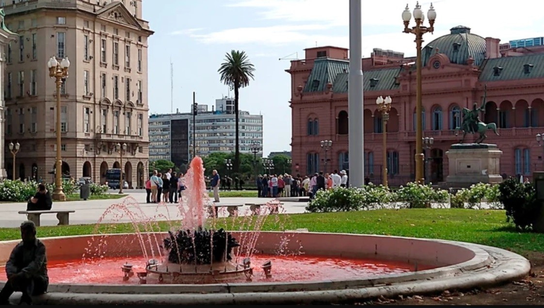 Tiñeron de rojo dos fuentes de Plaza de Mayo en homenaje a Nisman | Actualidad