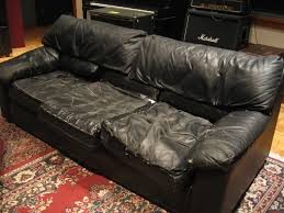 Se compró un sillón usado y descubrió miles de dólares en su interior | Curiosidades