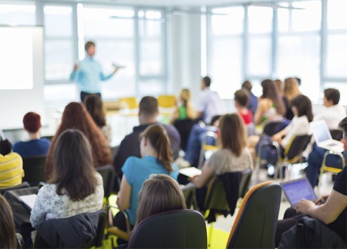 El ingenioso método que utilizan los niños para "hablar" sin hablar en la escuela | Curiosidades