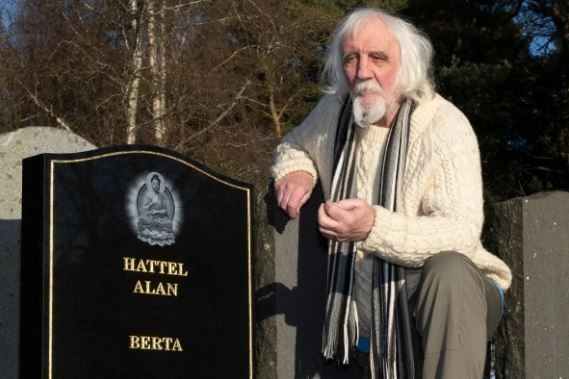 Un hombre encontró su tumba en un cementerio y acusó a su ex esposa como la responsable | Curiosidades