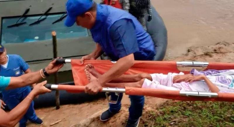 Rescatan a una familia que sobrevivió 34 días en la selva comiendo frutos silvestres | Internacionales