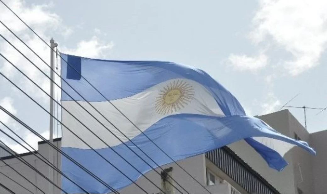 Repudio en las redes por una bandera argentina emparchada | Redes