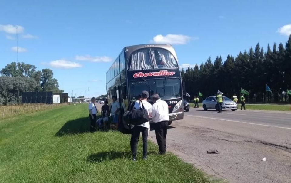 Detuvieron un micro que iba zigzagueando: los choferes consumieron cocaína | Actualidad