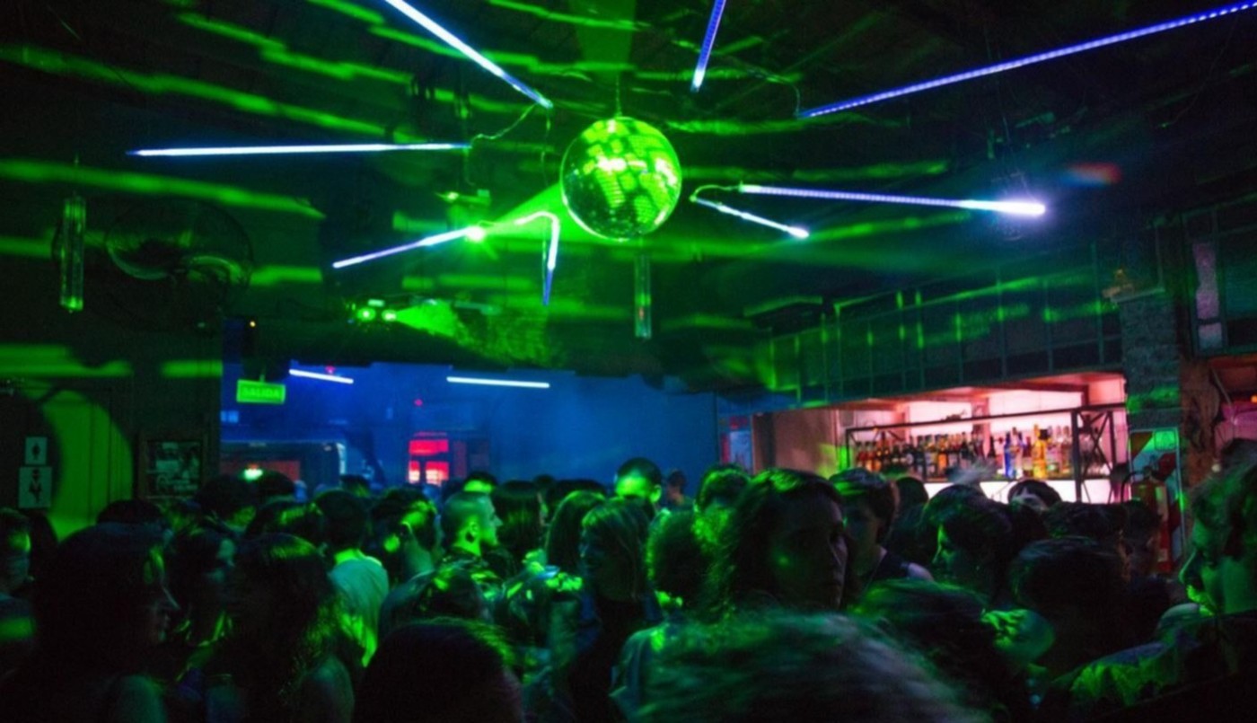 "Me agarró fuerte y me metió en el baño de hombres" el testimonio de la joven abusada por un policía en La Plata | Actualidad