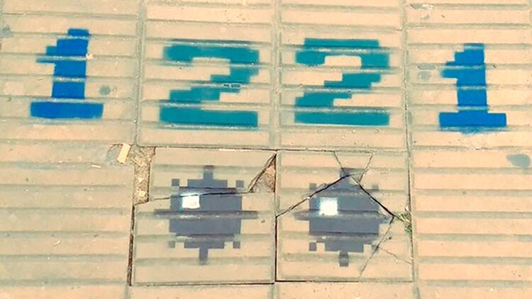 La genial idea de un artista para marcar las baldosas flojas de La Plata | Actualidad