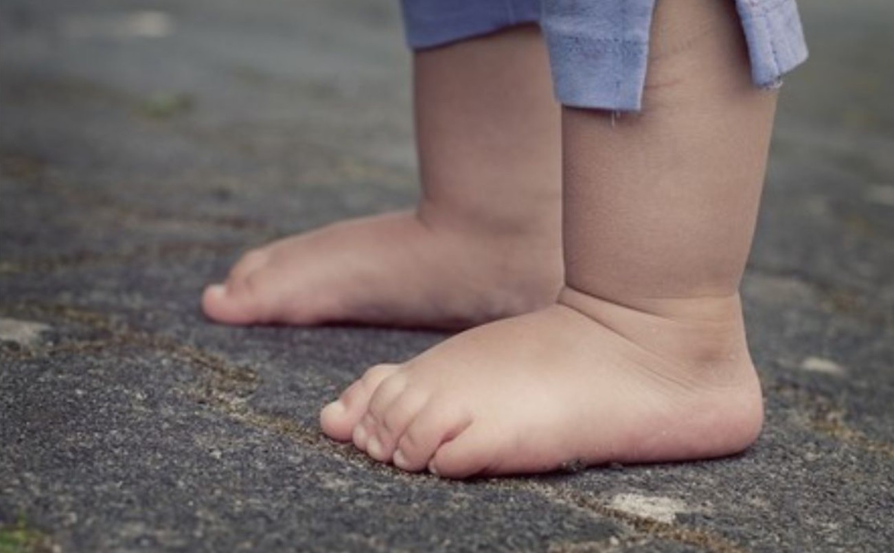 Vecinos encontraron una beba de un año caminando sola por la calle | Actualidad