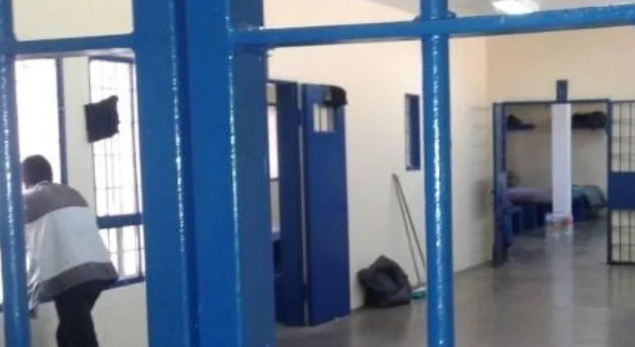 Mendoza: un preso distrajo al guardia con un vaso de agua y se fugó caminando | Actualidad