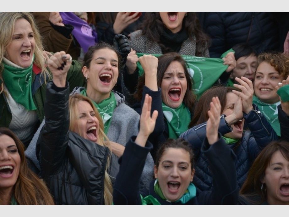 Actrices y músicas se unen al pañuelazo para exigir que el aborto sea legal, seguro y gratuito | Actualidad