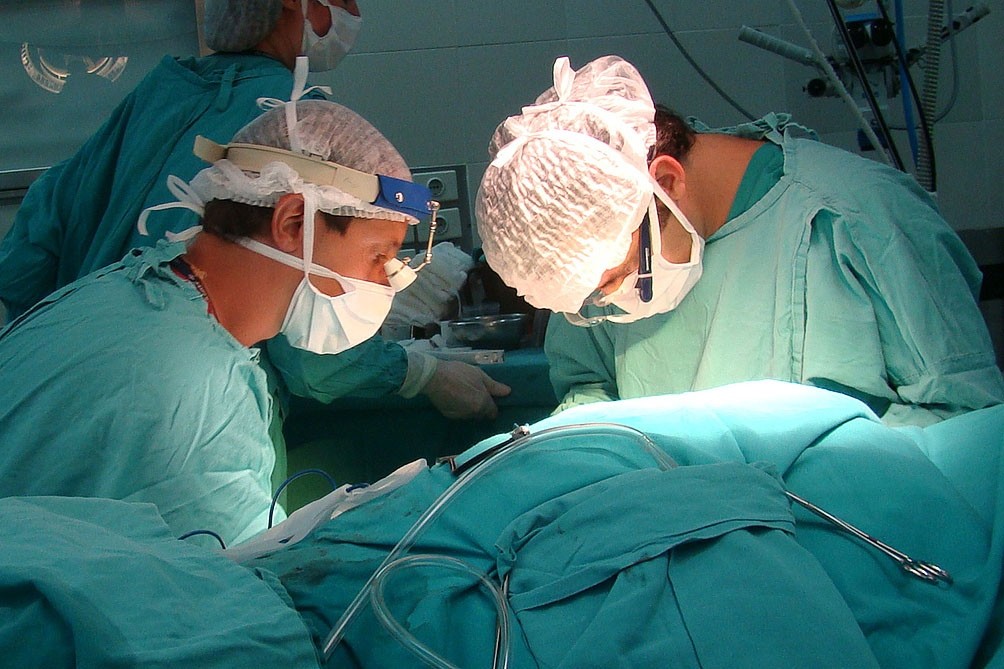 Para un trasplante, realizan la extracción de un riñón por vía vaginal de una donante viva | Actualidad