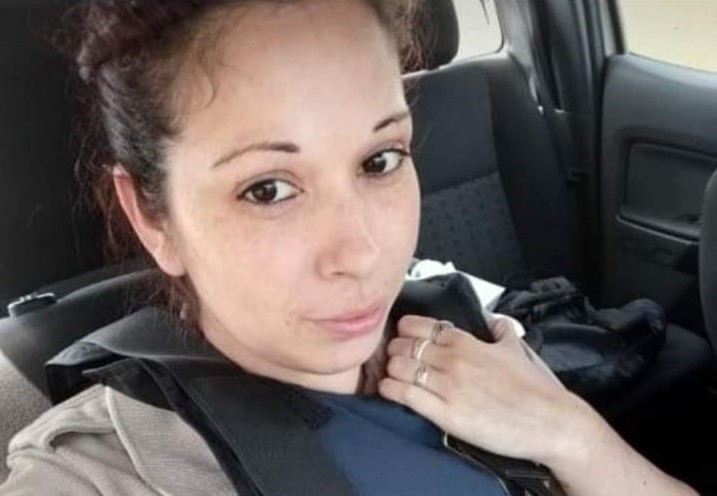 Una mujer se encadenó a una fiscalía en Morón para que se investigue la muerte de su hija policía | Actualidad