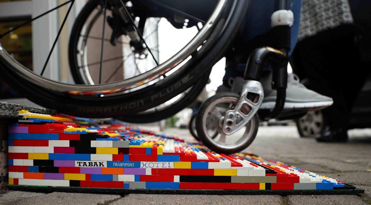 Una alemana construye rampas con bloques de juguetes para personas en sillas de ruedas | Curiosidades