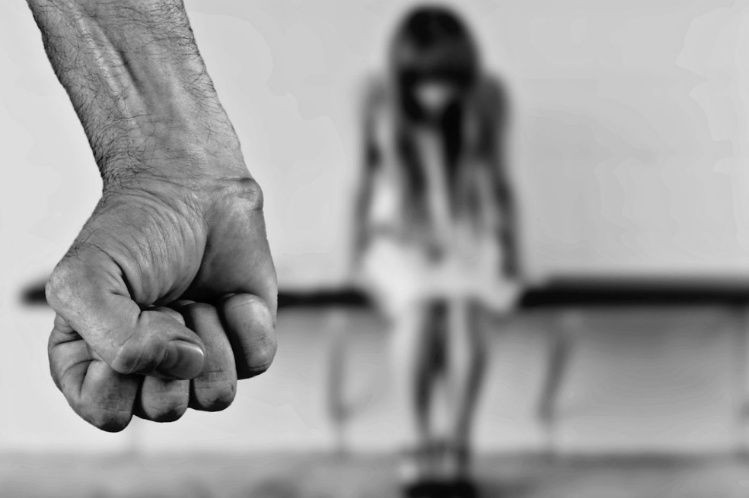 Le dio una paliza a su hija de 14 años porque iba a salir con un chico: internaron a la nena y detuvieron al padre | Actualidad