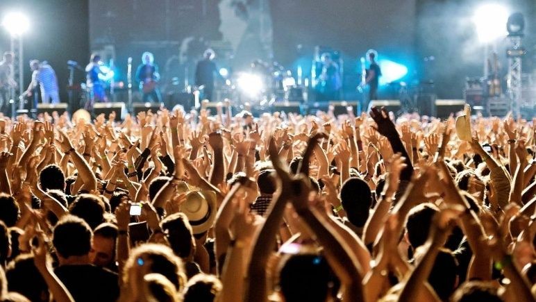 Suiza prohíbe toda actividad con más de mil personas a causa del coronavirus | Actualidad