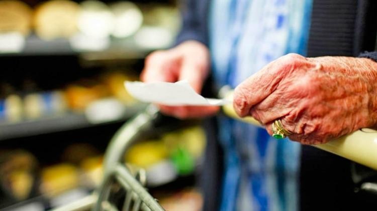 Ya rigen los reintegros a jubilados y beneficiarios de AUH por compras con tarjeta de débito | Economía