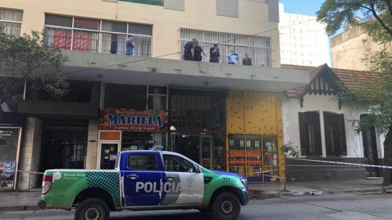 Una mujer murió al caer desde un séptimo piso y sospechan que la tiró un hombre | Actualidad