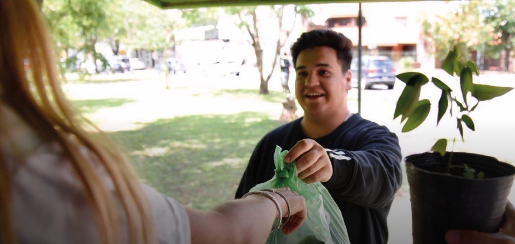 La Plata: cambian residuos secos por bolsas, plantines y tierra fértil | Actualidad