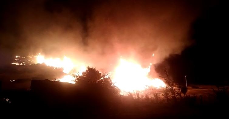 Incendio en Esquel: los bomberos trabajan para que el fuego no llegue a la zona de viviendas | Actualidad
