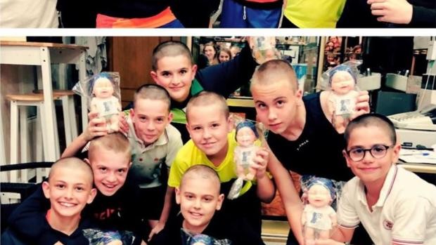 Sus amigos se raparon el pelo en solidaridad con su amigo que tiene leucemia | Redes