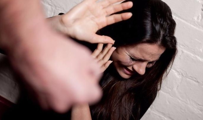 El ministro de Defensa firmará la licencia paga para víctimas de violencia de género | Política y economía