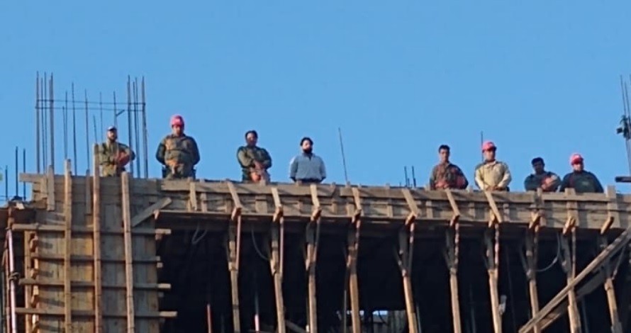 Viral emotivo: los albañiles que pararon de trabajar para cantar Aurora juntos a los chicos de una escuela | Actualidad