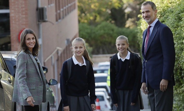 Las hijas de los reyes de España vuelven a clase, a pesar del caso de coronavirus en su colegio | Internacionales