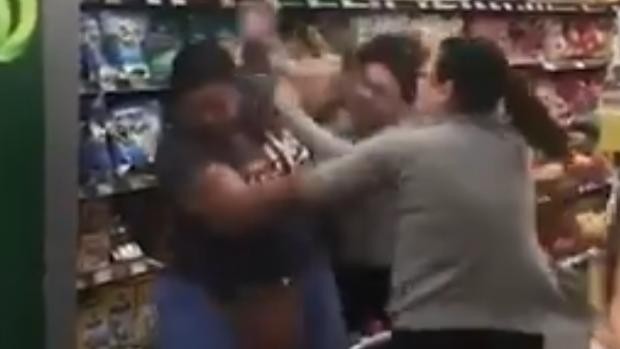 Pánico por el coronavirus: la pelea por el papel higiénico en un supermercado | Internacionales