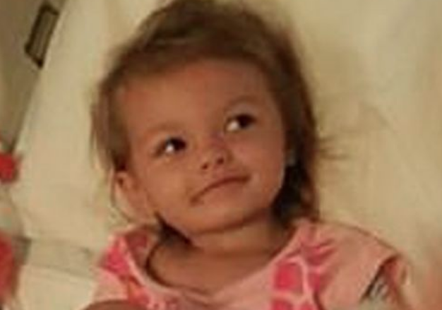 Una nena de dos años podría perder sus pies tras ser sumergidos en agua hirviendo como castigo | Internacionales